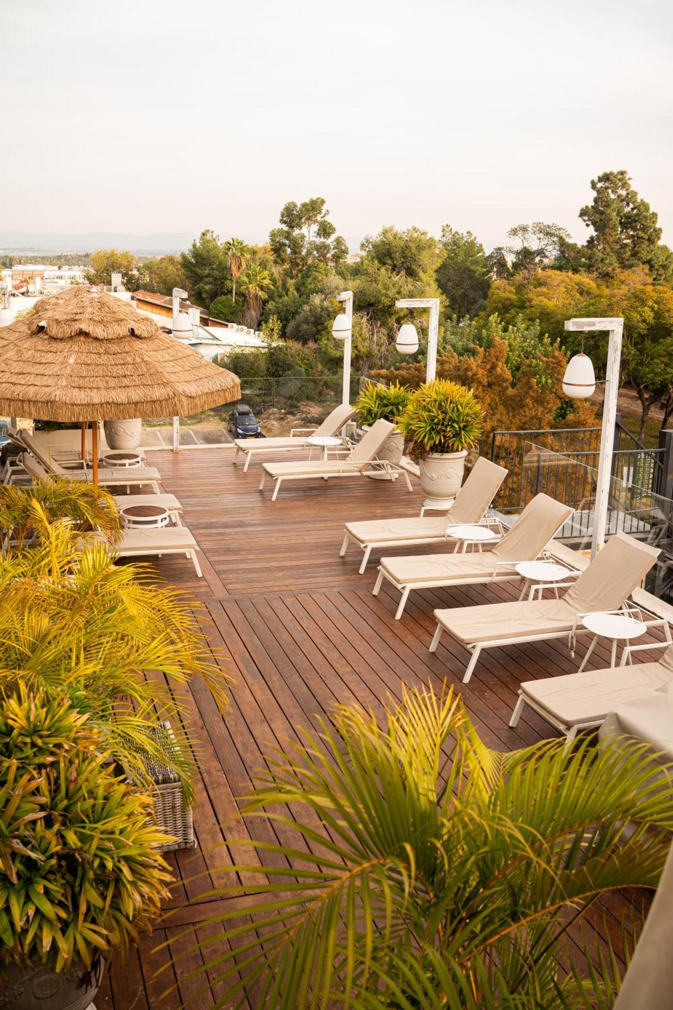 Lear Sense Hotel Gedera Bagian luar foto