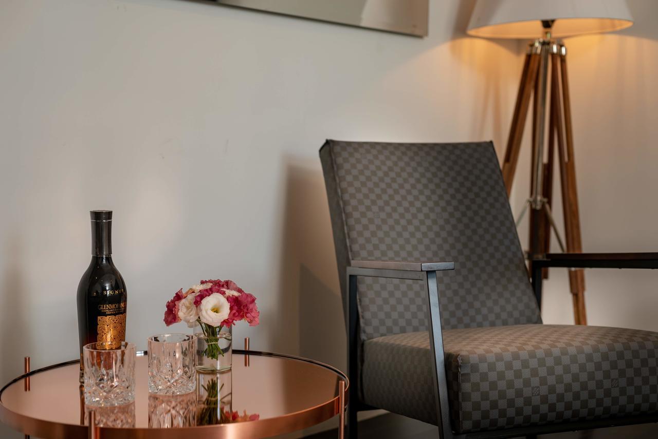 Lear Sense Hotel Gedera Bagian luar foto