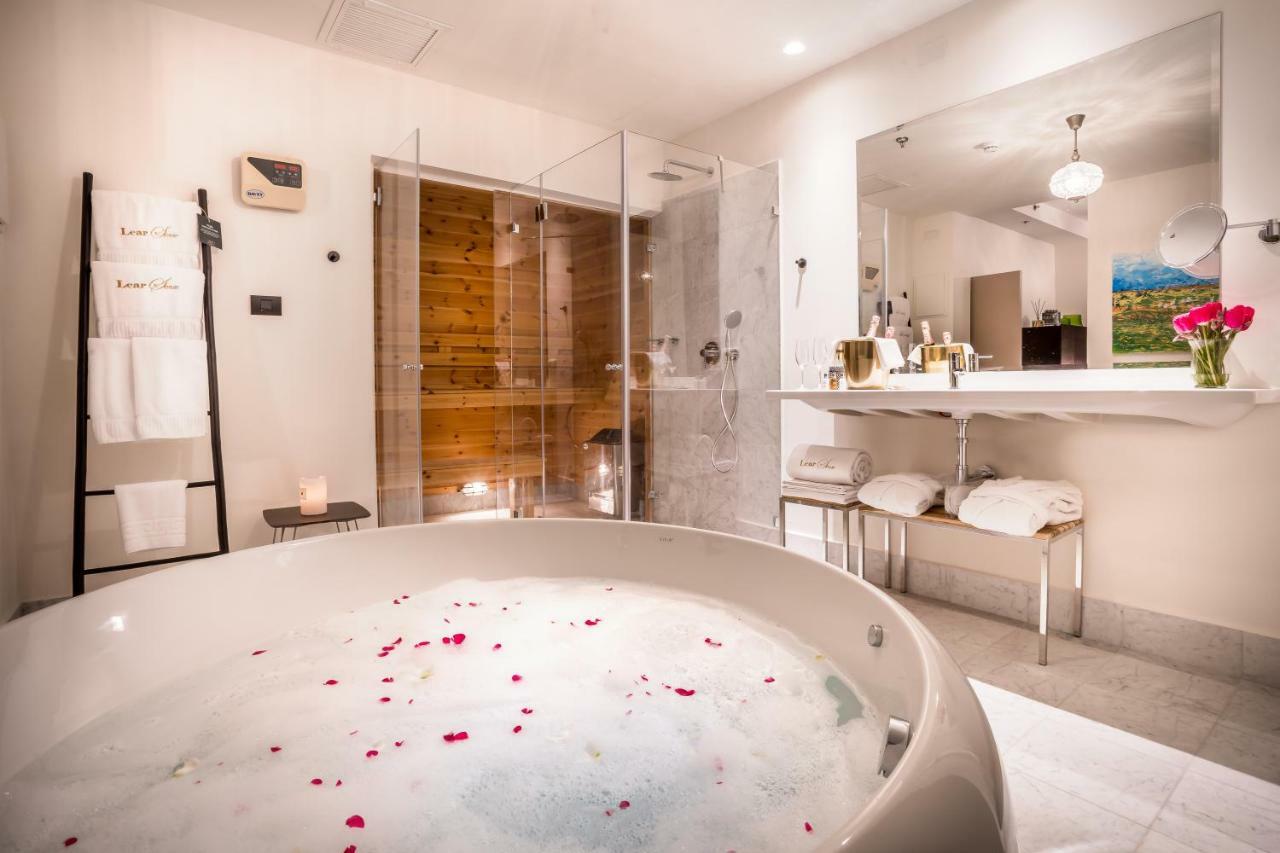 Lear Sense Hotel Gedera Bagian luar foto