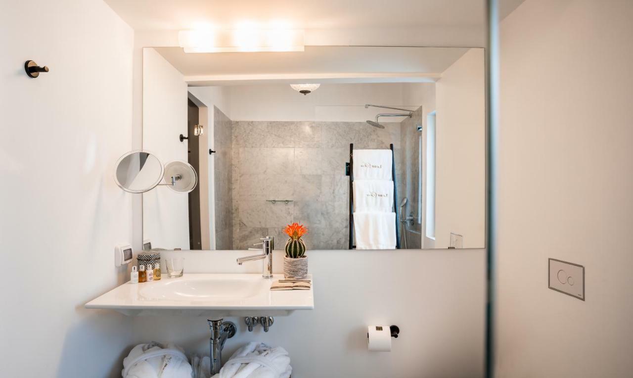 Lear Sense Hotel Gedera Bagian luar foto